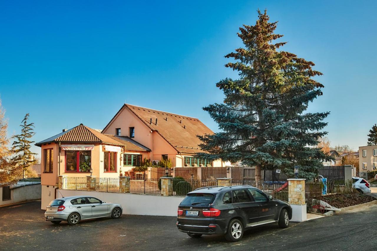 Penzion Al Capone Mnisek Mníšek pod Brdy Exteriör bild