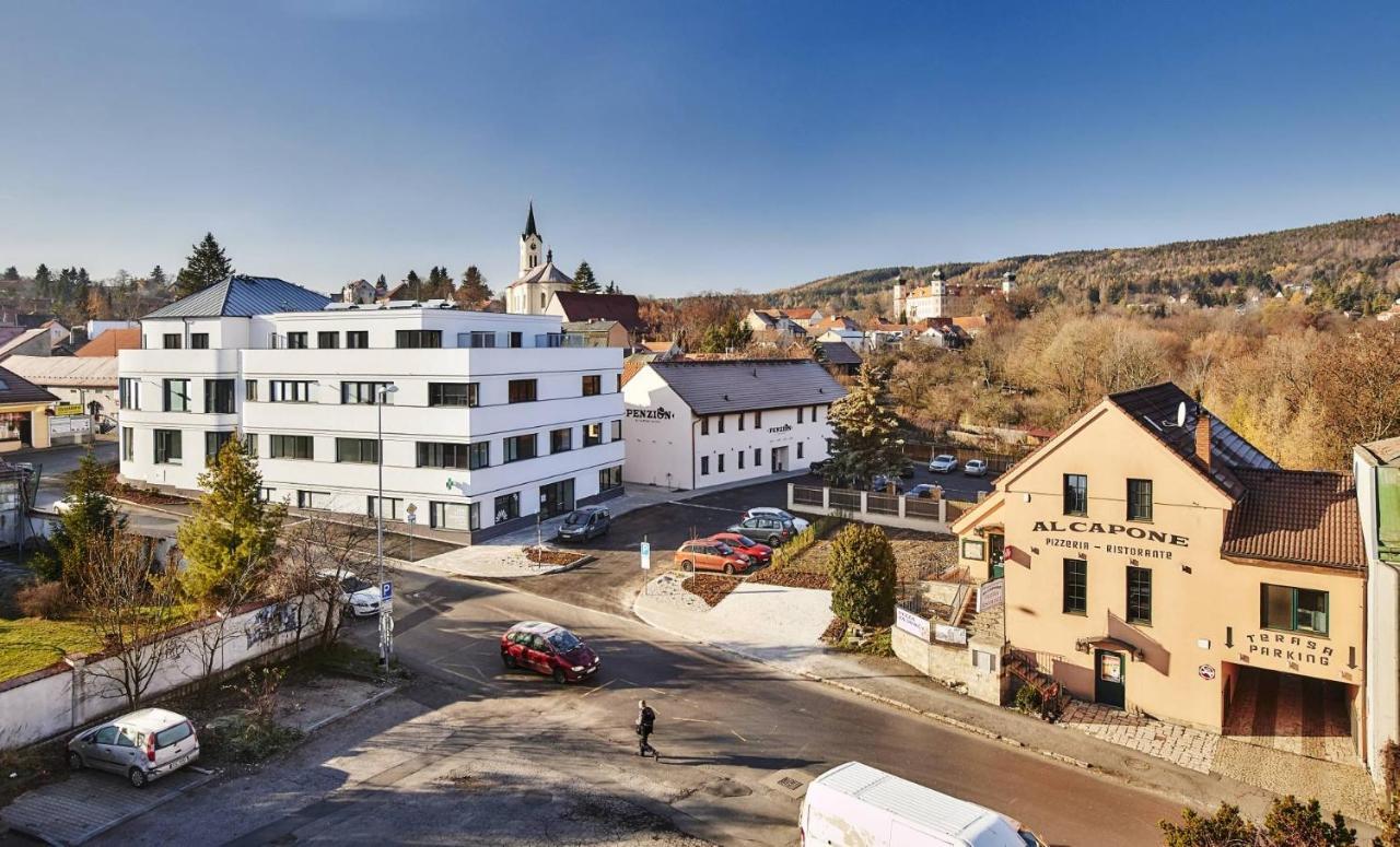 Penzion Al Capone Mnisek Mníšek pod Brdy Exteriör bild